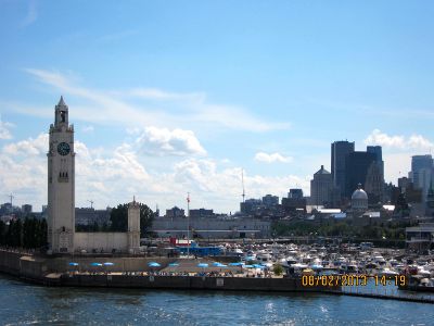 Le Vieux-Port de Montr&eacute;al et la plage de l'Horloge